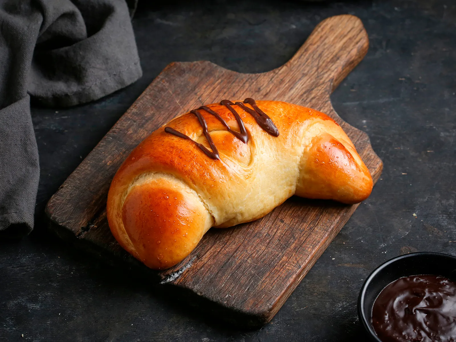 bun-with-chocolate-cream