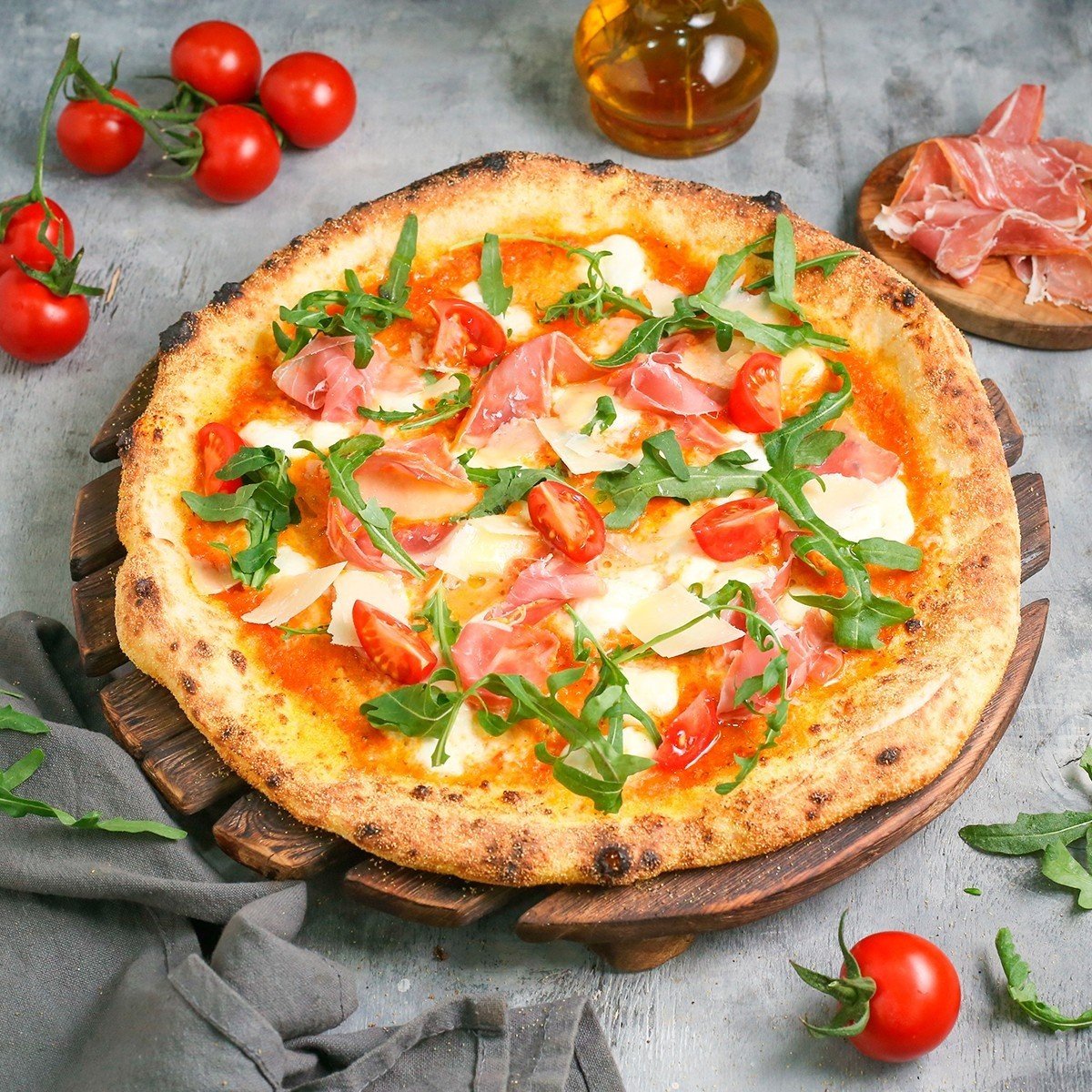 neapolitan-pizza-prosciutto-parmesan